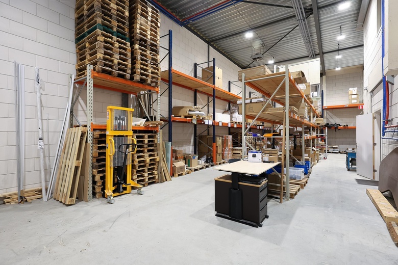 BedrijfsruimteaanLuzernestraat 9<br/> inNieuw-Vennep