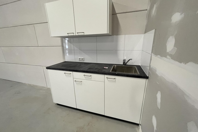 BedrijfsruimteaanOranjelaan 42<br/> inBeek en Donk