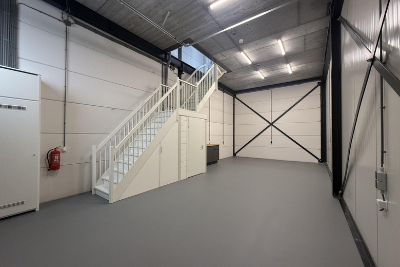 BedrijfsruimteaanJan van der Heijdenstraat 26 T<br/> inOud-Beijerland