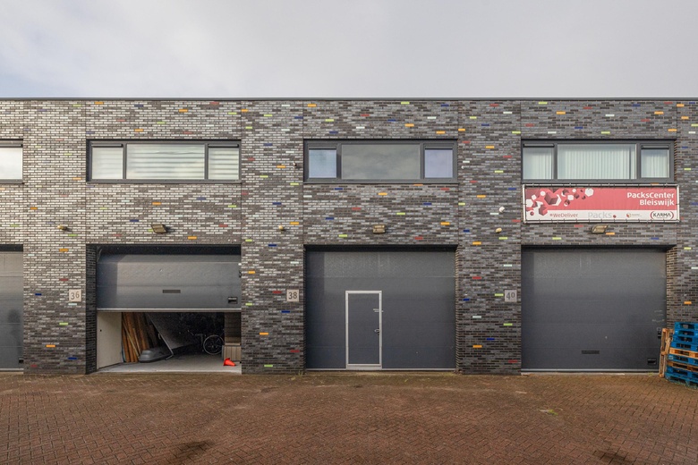 Bekijk foto 1 van Van der Waalsstraat 38