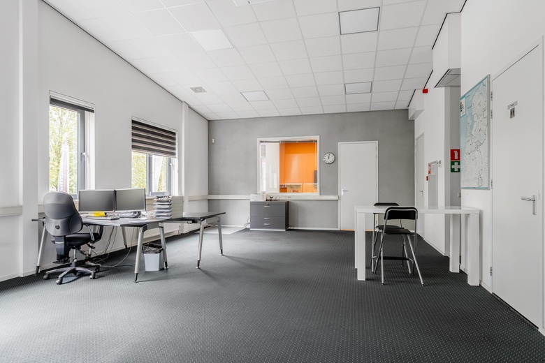 BedrijfsruimteaanLeeghwaterstraat 23<br/> inSliedrecht