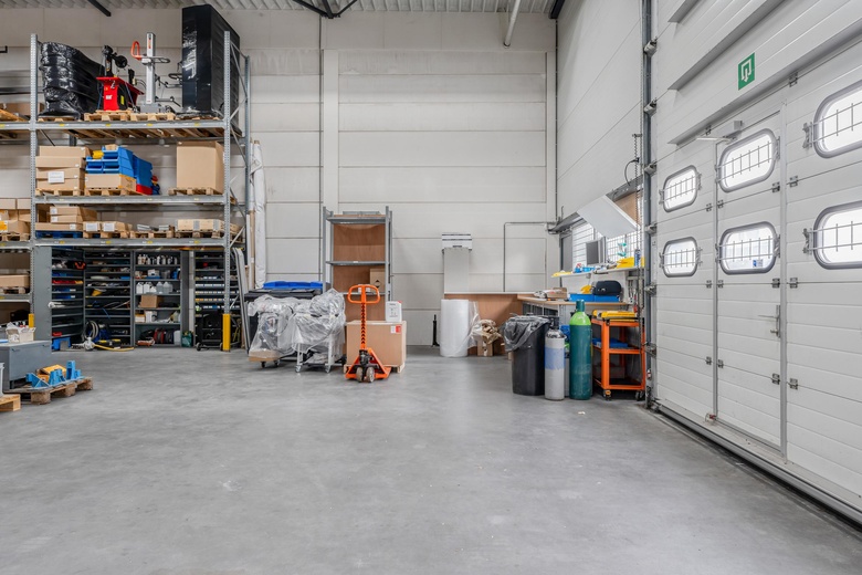 BedrijfsruimteaanLeeghwaterstraat 23<br/> inSliedrecht