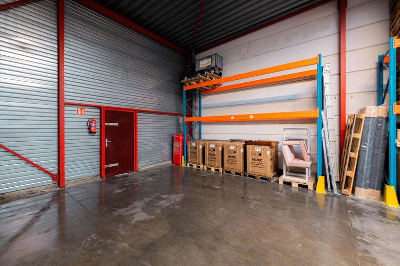 BedrijfsruimteaanEinsteinweg 19 b<br/> inHellevoetsluis