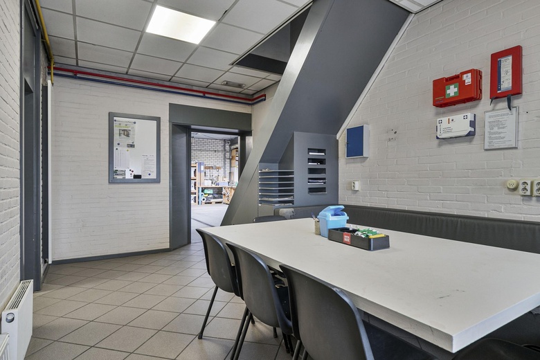 BedrijfsruimteaanDorpsstraat 56<br/> inOssendrecht BedrijfsruimteaanDorpsstraat 56<br/> inOssendrecht