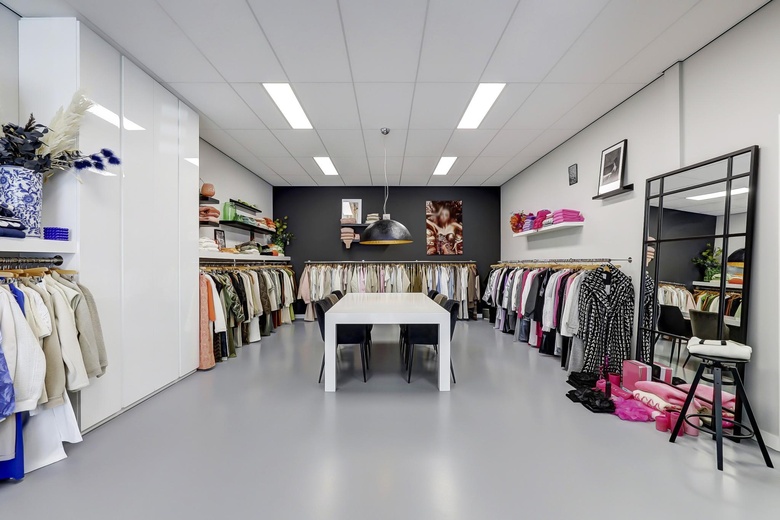 BedrijfsruimteaanDe Lasso-Zuid 9<br/> inRoelofarendsveen BedrijfsruimteaanDe Lasso-Zuid 9<br/> inRoelofarendsveen
