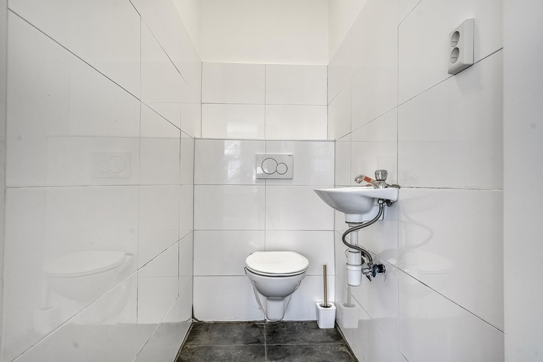 WinkelruimteaanHaarlemmerstraat 210<br/> inLeiden WinkelruimteaanHaarlemmerstraat 210<br/> inLeiden