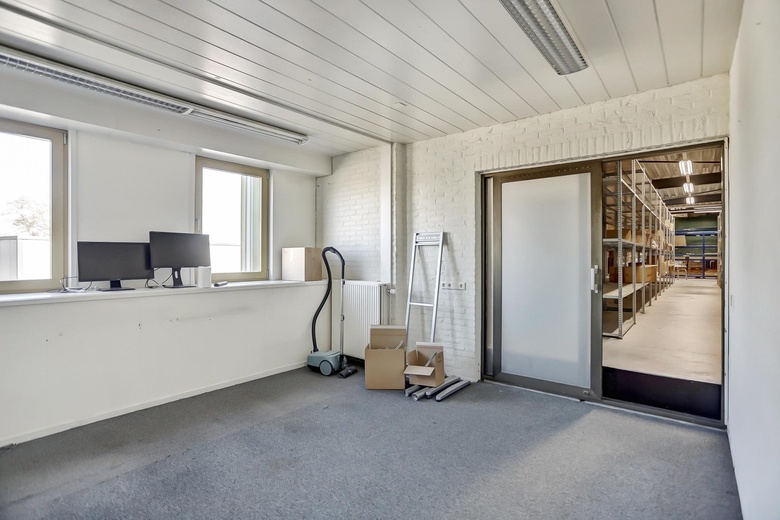 BedrijfsruimteaanAmbachtsstraat 32<br/> inWinterswijk BedrijfsruimteaanAmbachtsstraat 32<br/> inWinterswijk