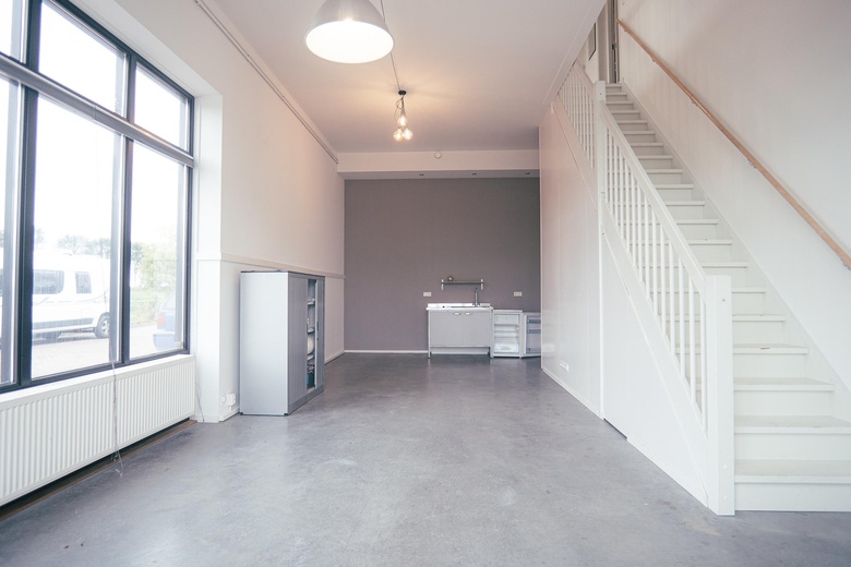 BedrijfsruimteaanAmbachtsweg 11 n<br/> inOosthuizen