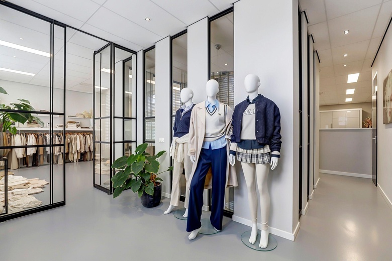 BedrijfsruimteaanDe Lasso-Zuid 9<br/> inRoelofarendsveen