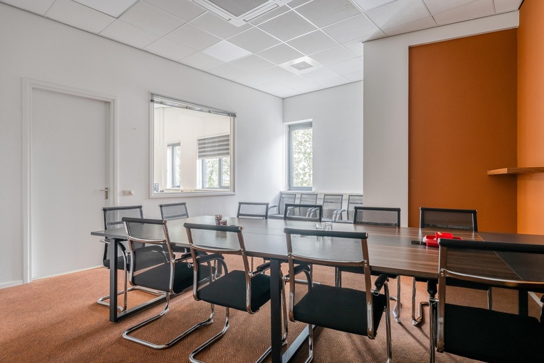 BedrijfsruimteaanLeeghwaterstraat 23<br/> inSliedrecht