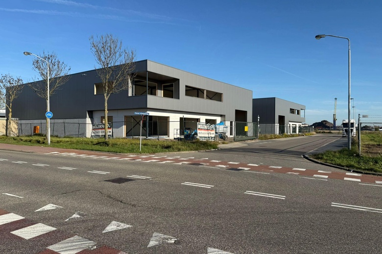 Bekijk foto 1 van Pieter Hoebeeweg 4 - 8