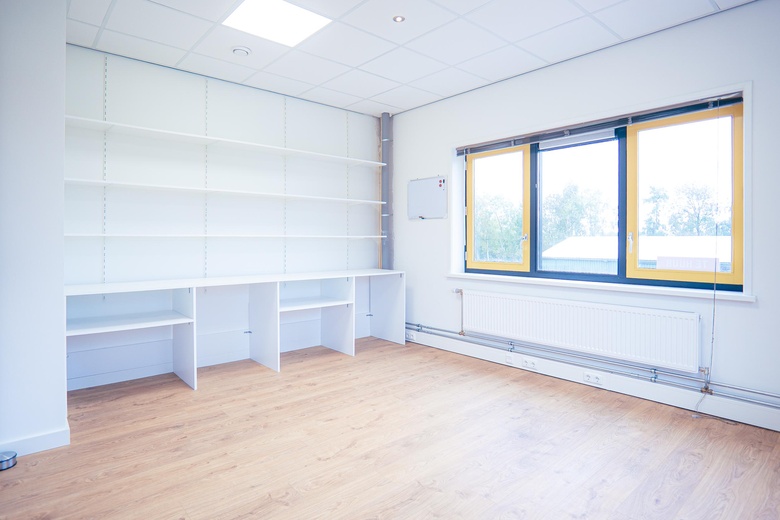 BedrijfsruimteaanAmbachtsweg 11 n<br/> inOosthuizen