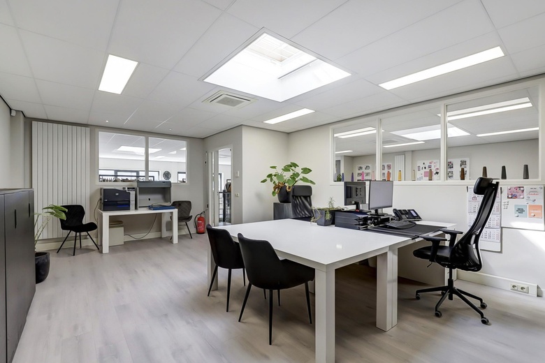 BedrijfsruimteaanDe Lasso-Zuid 9<br/> inRoelofarendsveen BedrijfsruimteaanDe Lasso-Zuid 9<br/> inRoelofarendsveen