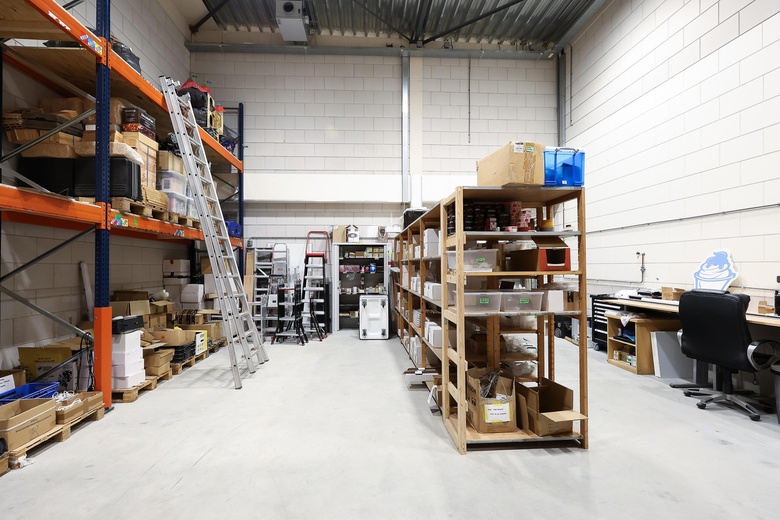 BedrijfsruimteaanLuzernestraat 9<br/> inNieuw-Vennep