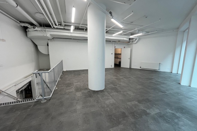 WinkelruimteaanDwingelstraat 8<br/> inArnhem WinkelruimteaanDwingelstraat 8<br/> inArnhem