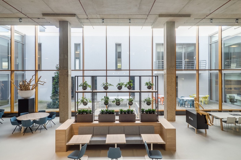 KantoorruimteaanElzenkade 1<br/> inHouten