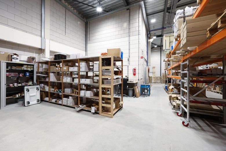 BedrijfsruimteaanLuzernestraat 9<br/> inNieuw-Vennep