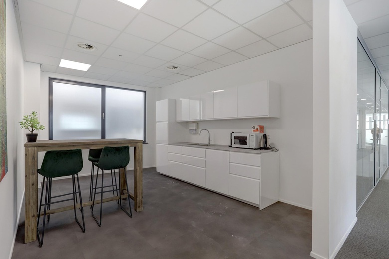 KantoorruimteaanHoogeveenenweg 100<br/> inNieuwerkerk aan den IJssel